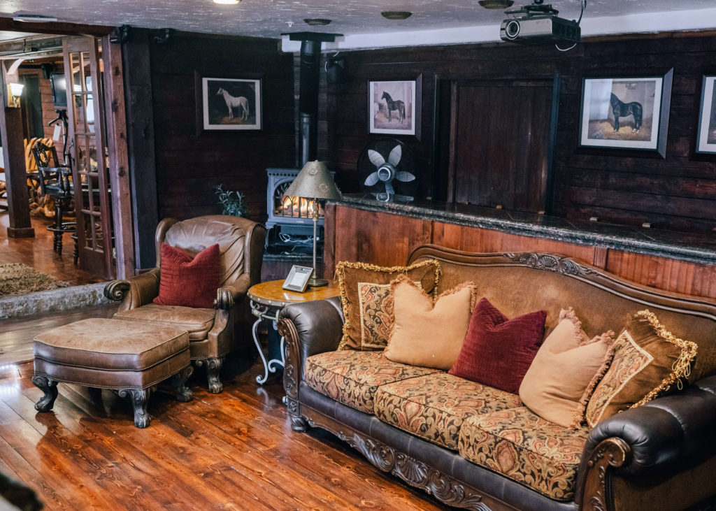 Grooms lounge at Crooked Willow Farms